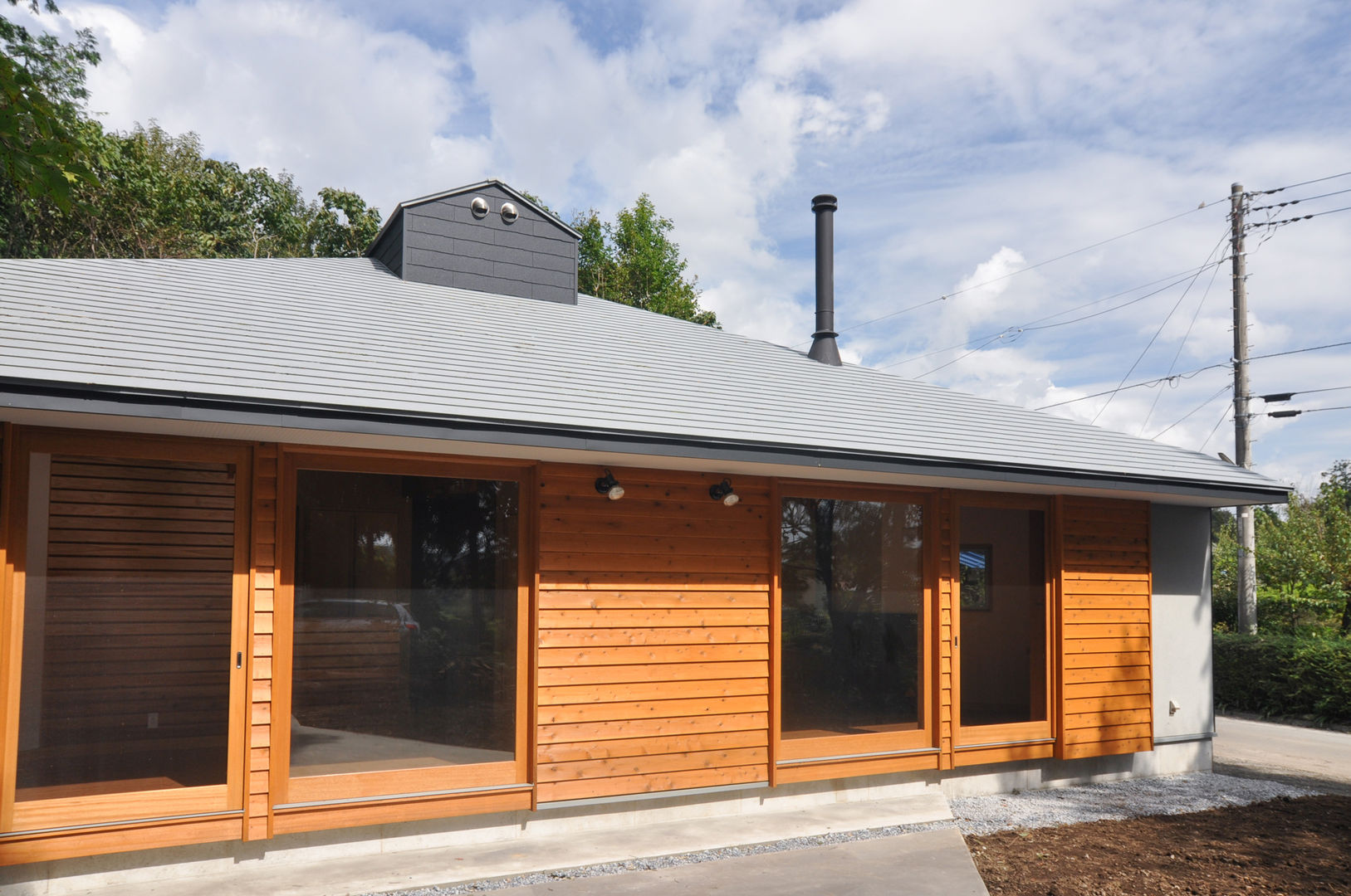 武蔵野の雑木林の中の平屋, （株）独楽蔵 KOMAGURA （株）独楽蔵 KOMAGURA Detached home