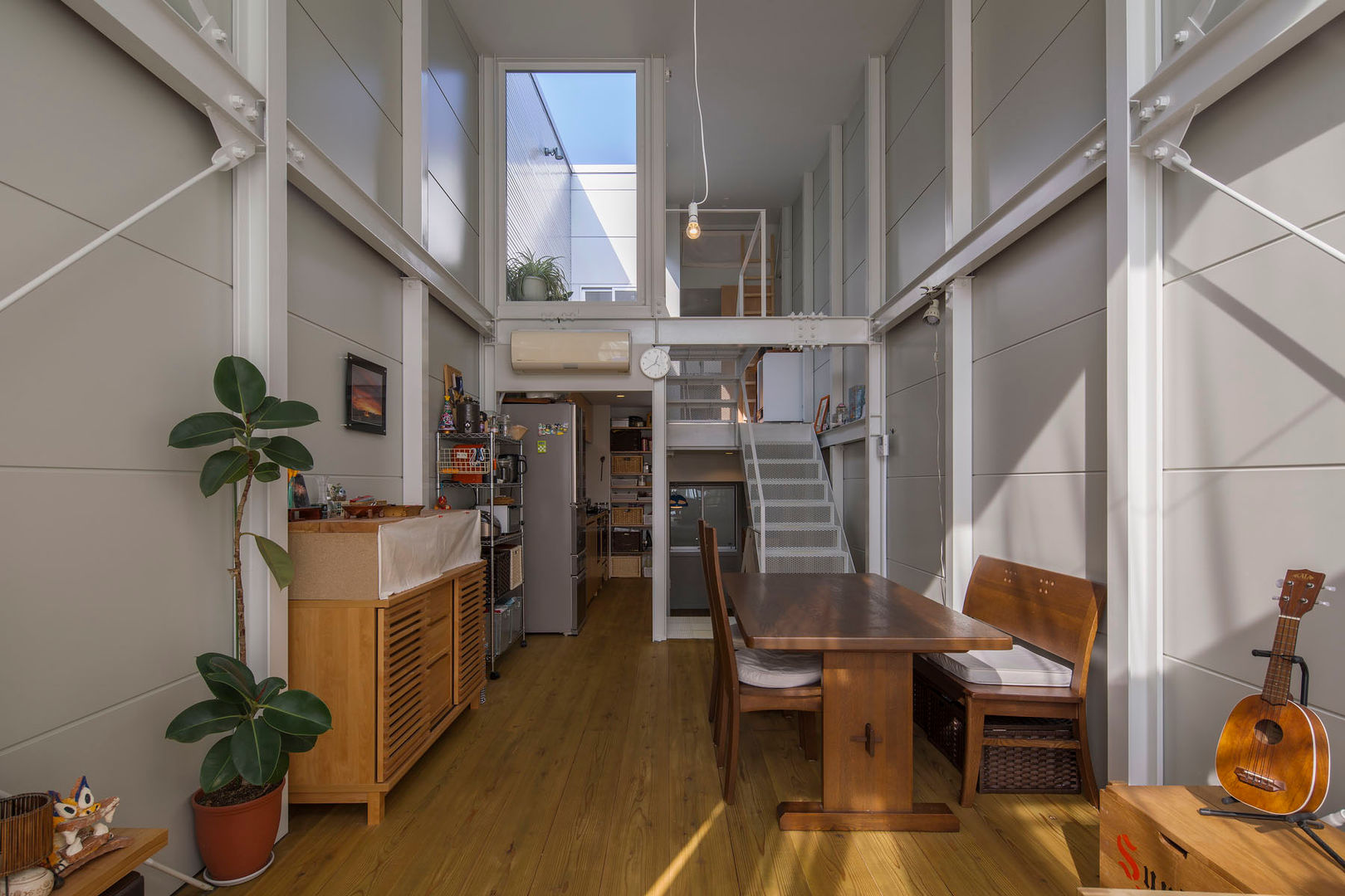 Kakko House, YYAA 山本嘉寛建築設計事務所 YYAA 山本嘉寛建築設計事務所 Living room Iron/Steel