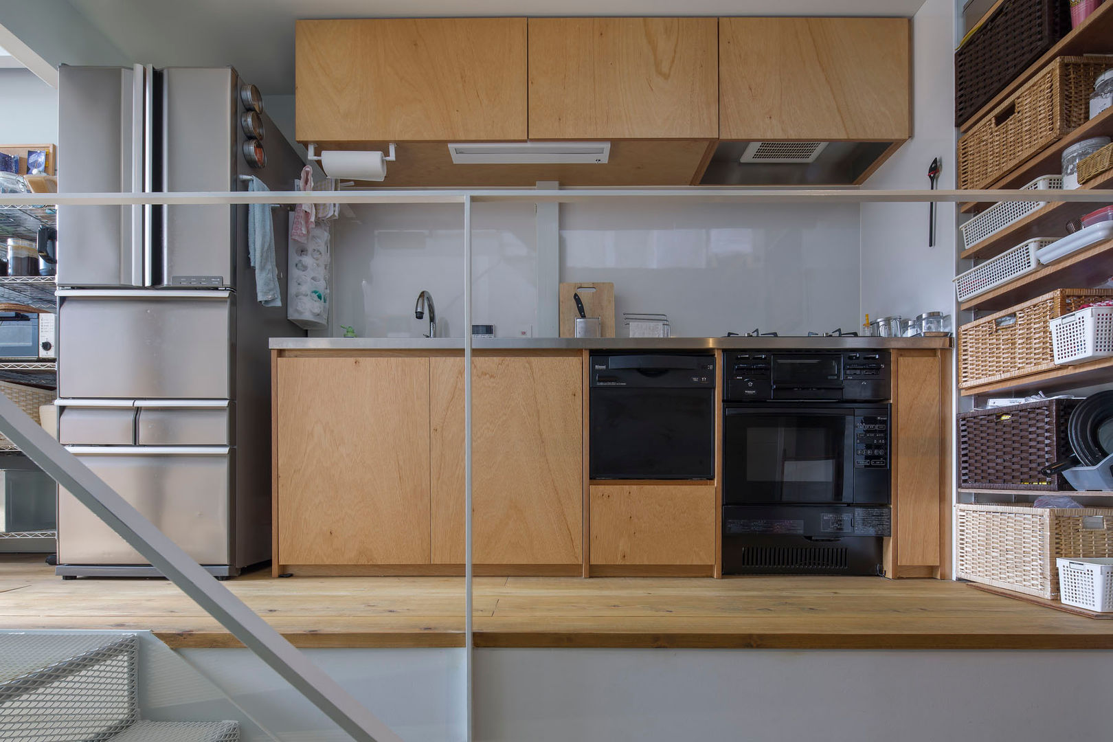 Kakko House, YYAA 山本嘉寛建築設計事務所 YYAA 山本嘉寛建築設計事務所 Small kitchens Wood Wood effect