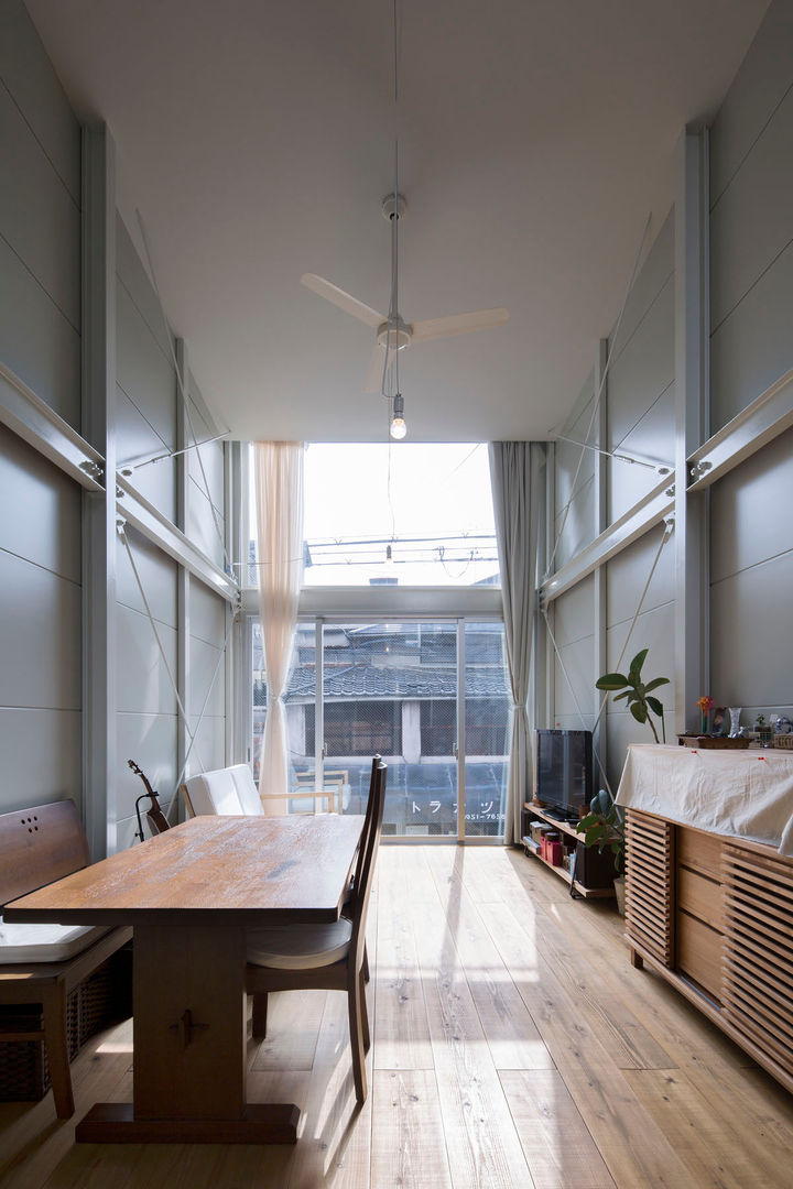 Kakko House, YYAA 山本嘉寛建築設計事務所 YYAA 山本嘉寛建築設計事務所 Industrial style walls & floors Iron/Steel