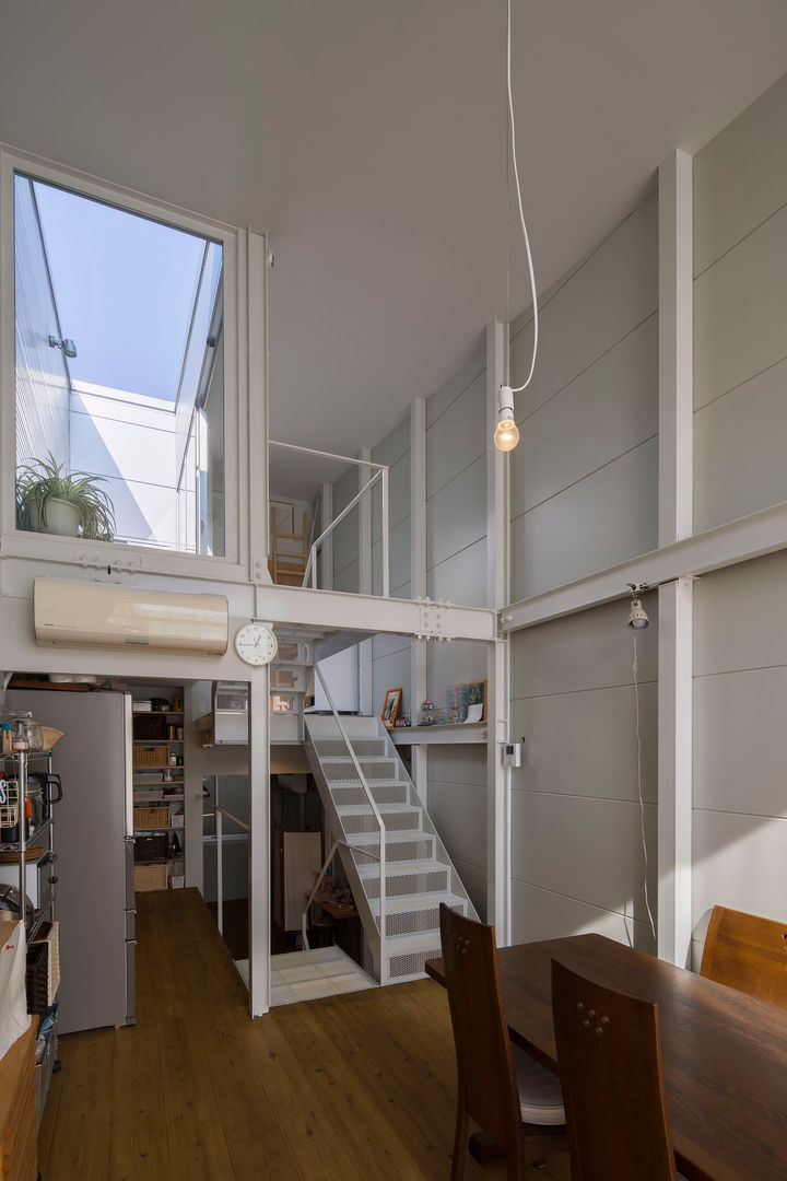 Kakko House, YYAA 山本嘉寛建築設計事務所 YYAA 山本嘉寛建築設計事務所 Industrial style dining room Iron/Steel