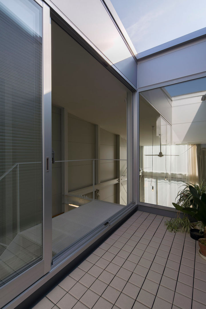 Kakko House, YYAA 山本嘉寛建築設計事務所 YYAA 山本嘉寛建築設計事務所 Industrial style balcony, veranda & terrace Iron/Steel