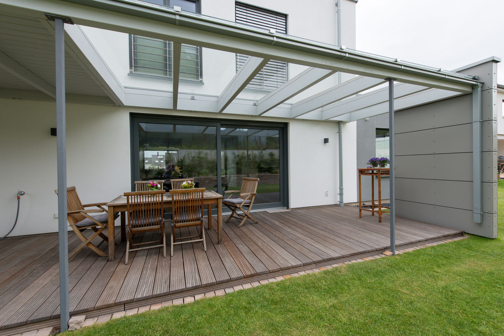 Haus S in Brühl, Grotegut Architekten Grotegut Architekten Balcones y terrazas de estilo moderno Madera Acabado en madera