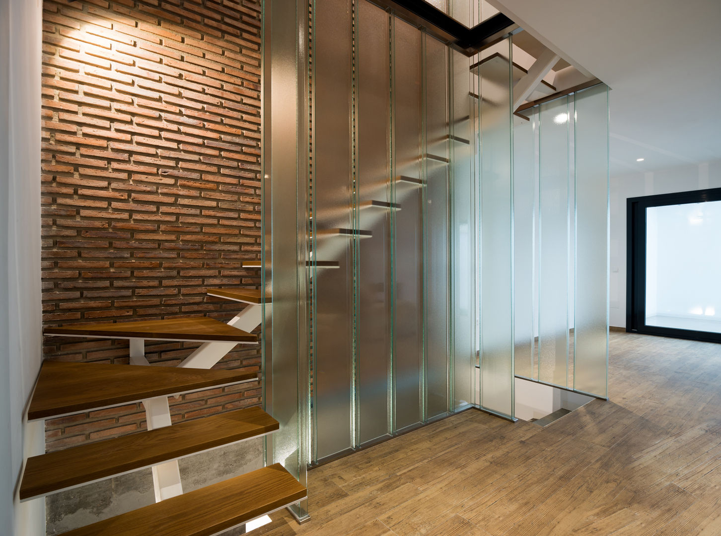 Vivienda en San Antón, ENDOSDEDOS arquitectura ENDOSDEDOS arquitectura Stairs Glass