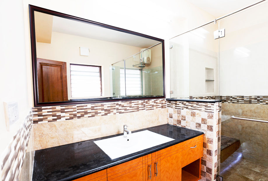 homify Classic style bathroom