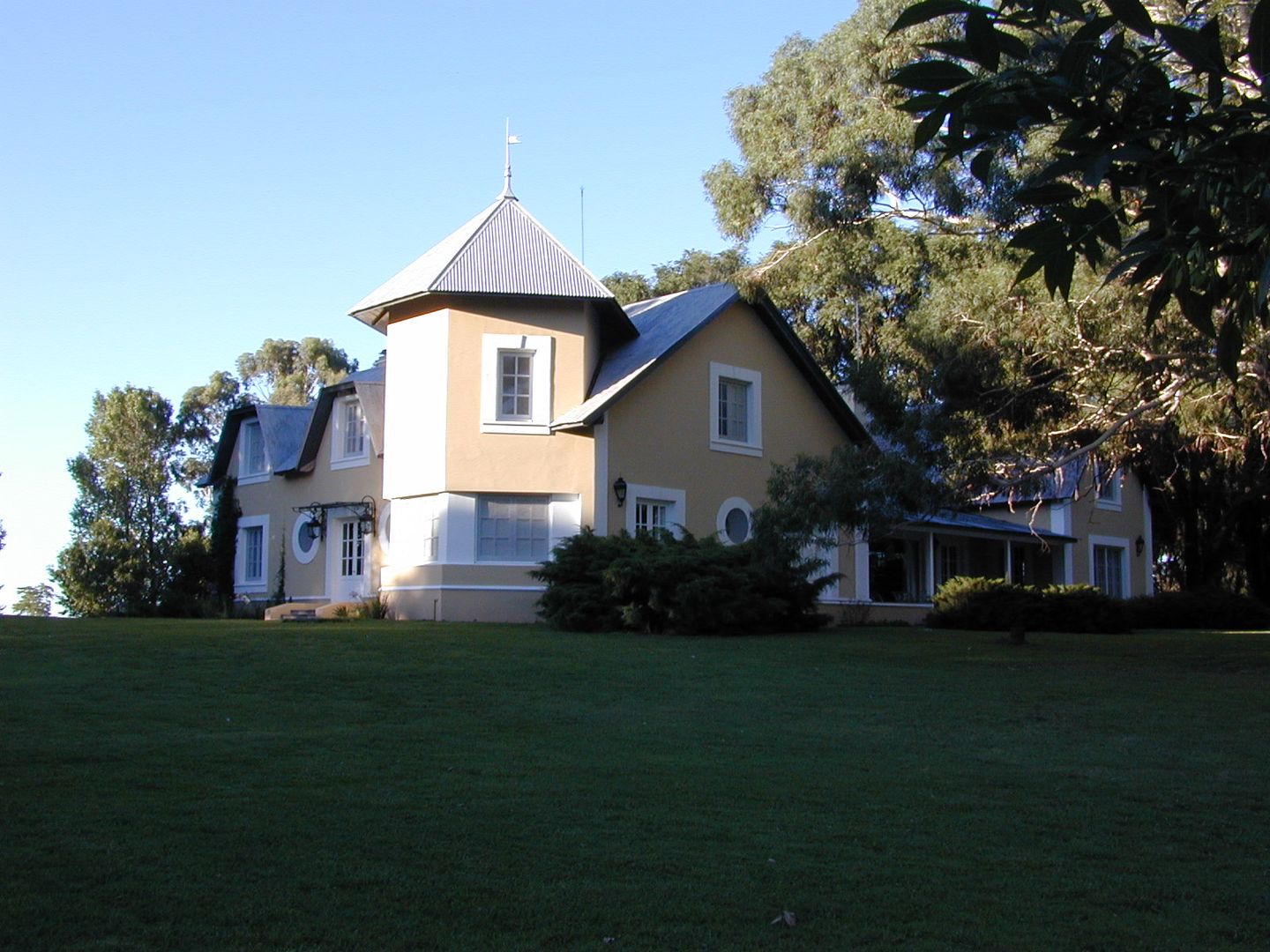 Remodelación y Ampliación de Casa de Campo en Buenos Aires por Estudio Dillon Terzaghi Arquitectura, Estudio Dillon Terzaghi Arquitectura - Pilar Estudio Dillon Terzaghi Arquitectura - Pilar منزل ريفي