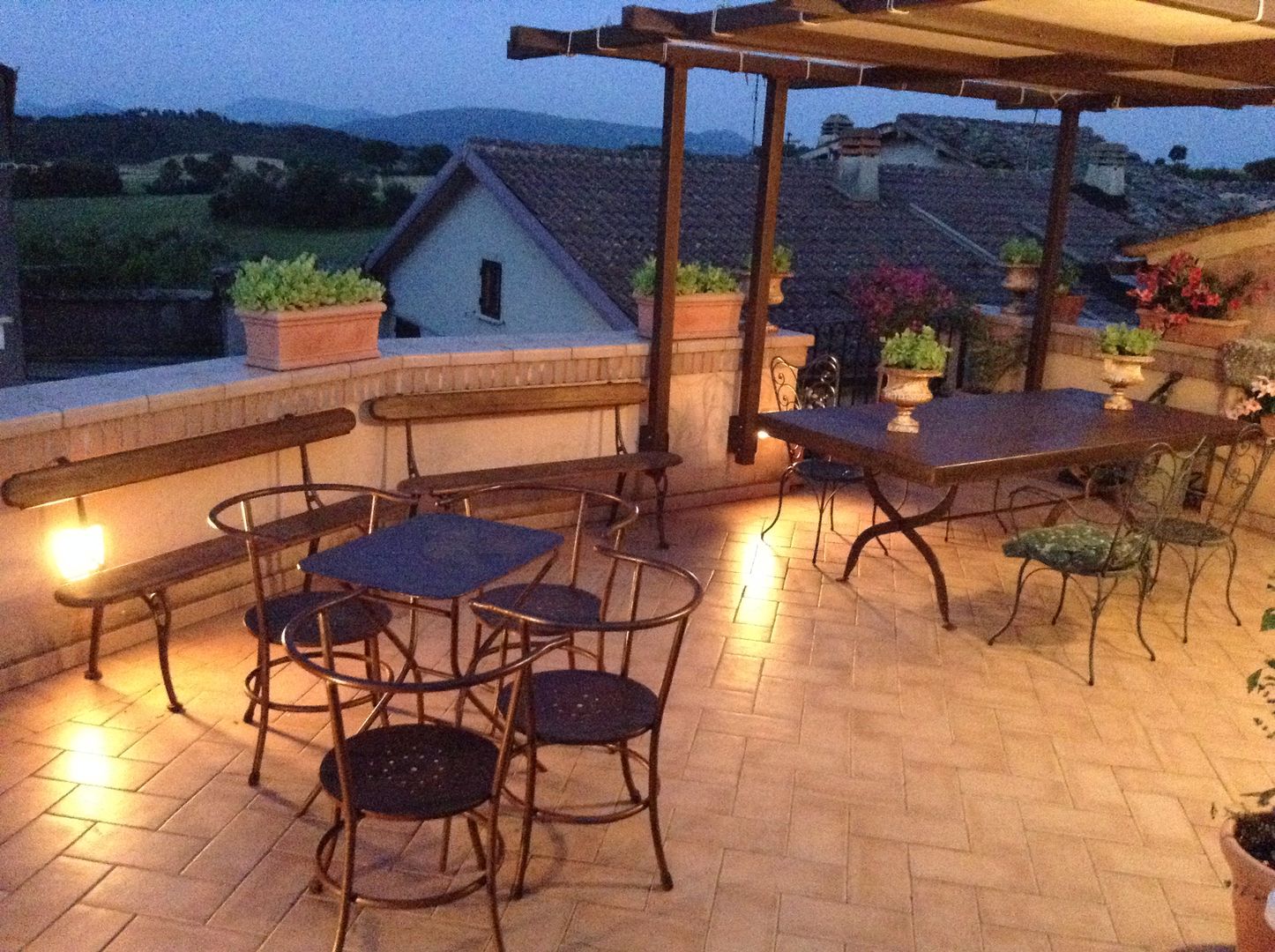 Dettagli di una casa di campagna, Au dehors Studio. Architettura del Paesaggio Au dehors Studio. Architettura del Paesaggio Balcones y terrazas de estilo rústico