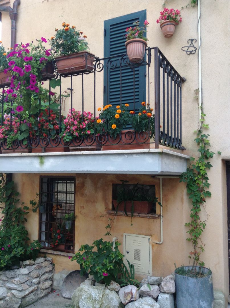 Balconcino di paese, Au dehors Studio. Architettura del Paesaggio Au dehors Studio. Architettura del Paesaggio Rustic style balcony, veranda & terrace