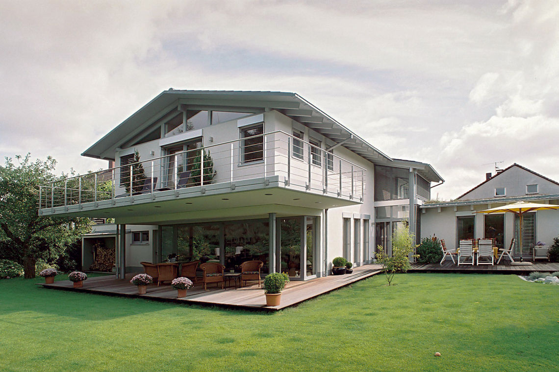 Haus von der Gartenseite Grotegut Architekten Einfamilienhaus Balkon,Dachterrasse,Dachfenster,Holzboden,Gartenmöbel,Garten,Einfamilienhaus,Villa