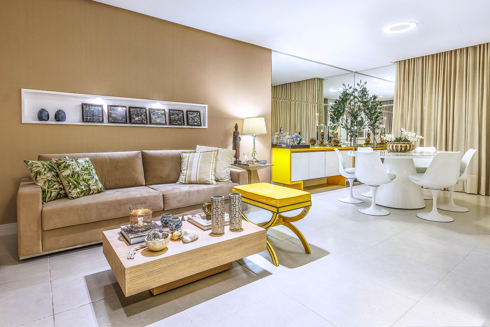 Vila Ferrara, DUE Projetos e Design DUE Projetos e Design Modern living room Wood Wood effect