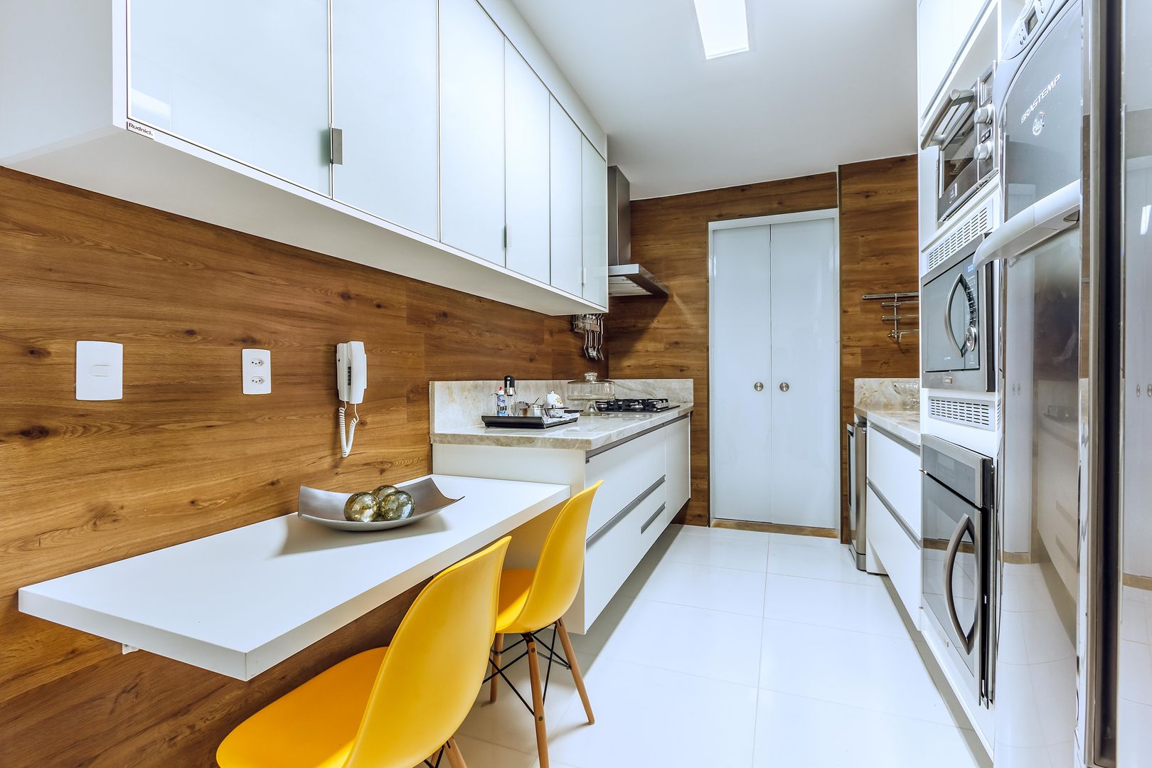 Apartamento Orquidea, DUE Projetos e Design DUE Projetos e Design Nhà bếp phong cách kinh điển Gỗ Wood effect