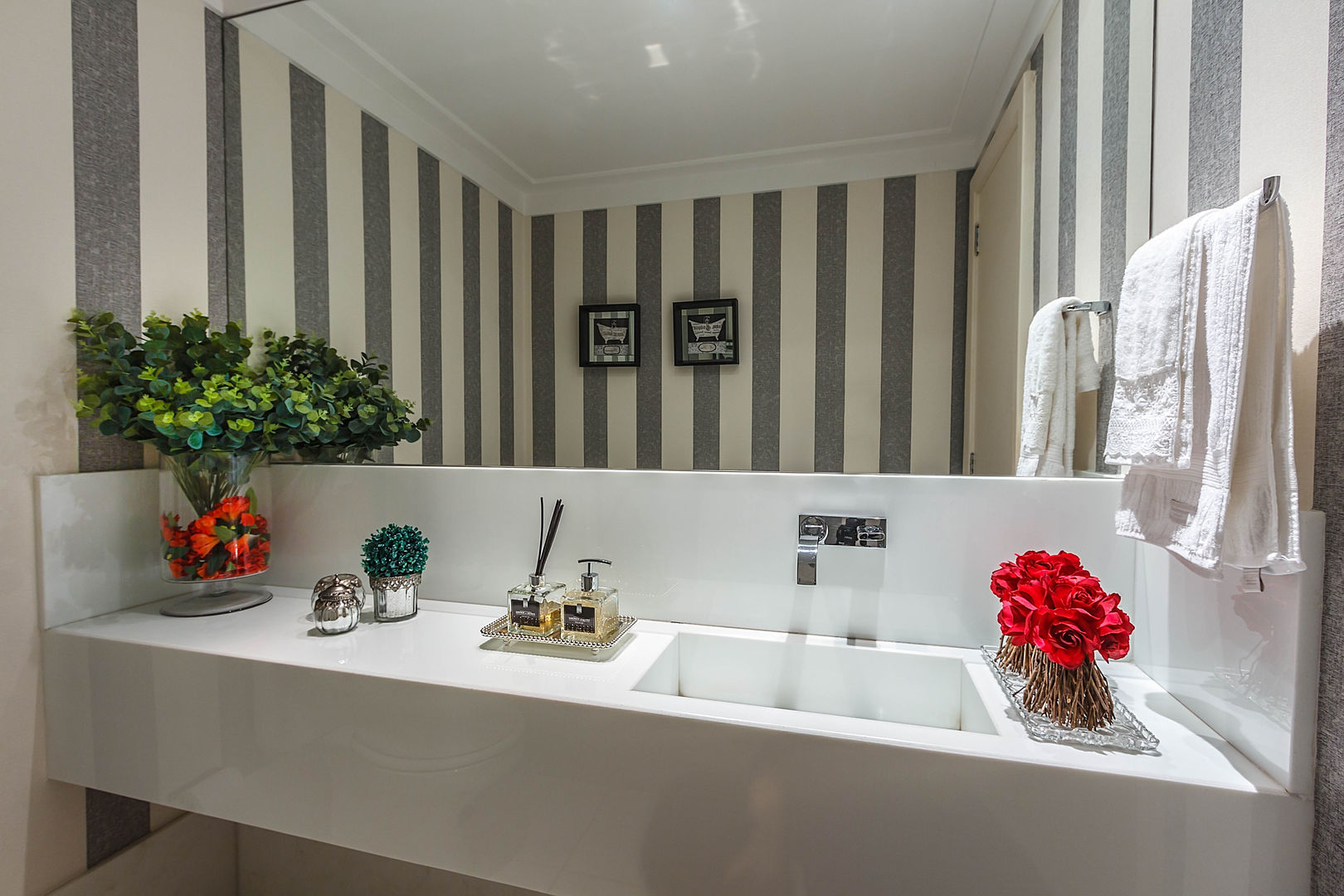 Apartamento Renaissence, DUE Projetos e Design DUE Projetos e Design Bathroom گرینائٹ