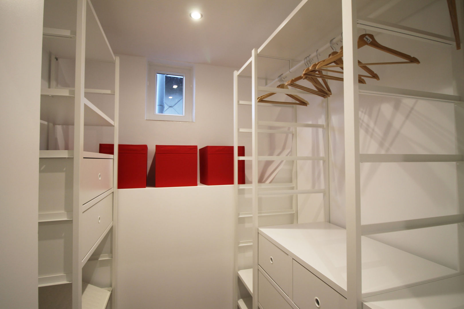 CHAMBRE DE BONNE A STRASBOURG, Agence ADI-HOME Agence ADI-HOME Closets de estilo moderno Compuestos de madera y plástico