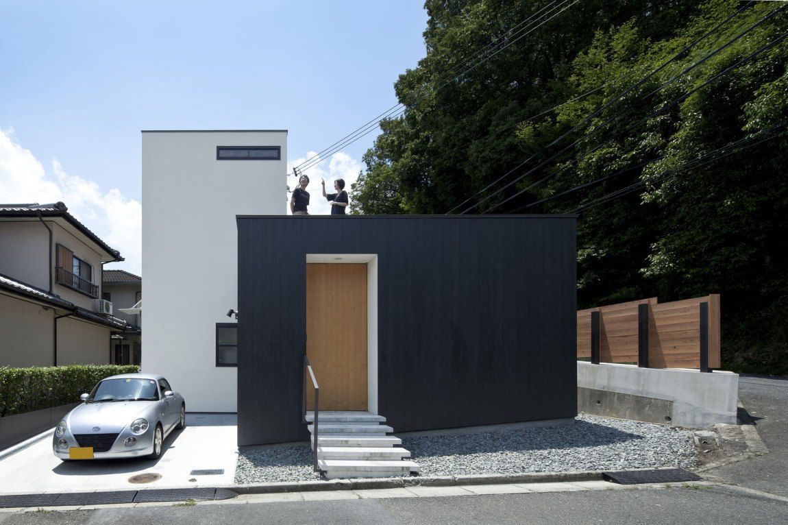 Nakaniwa-Engawa House YYAA 山本嘉寛建築設計事務所 Detached home لکڑی Wood effect