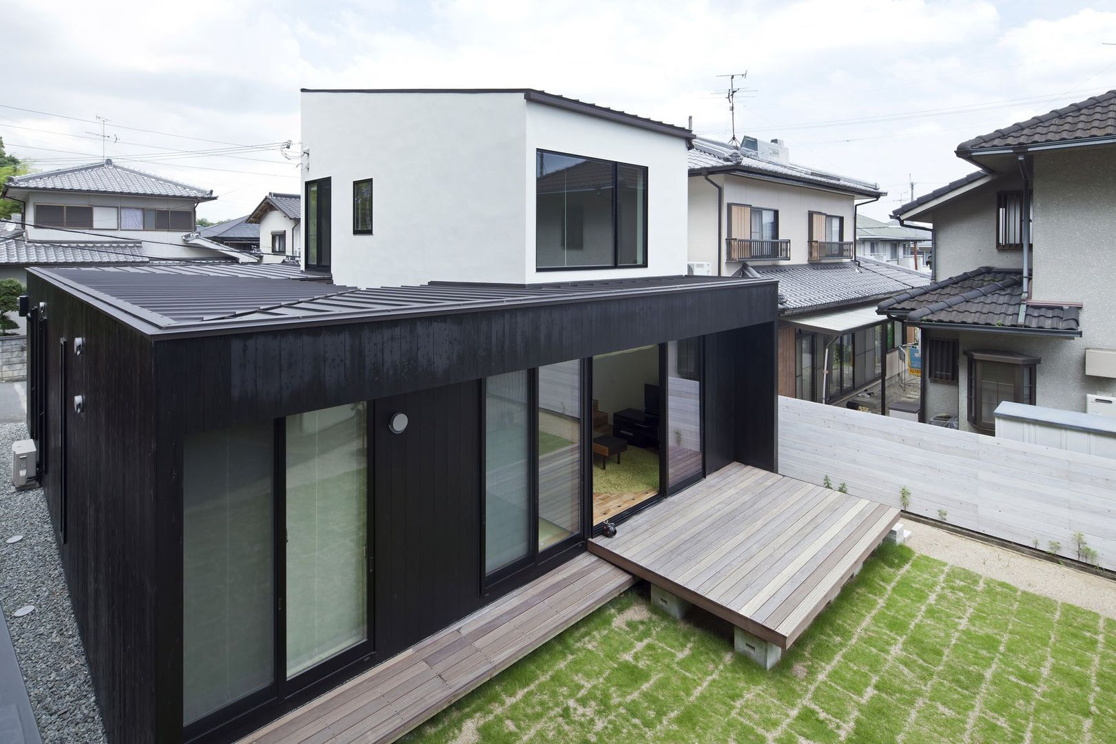 Nakaniwa-Engawa House YYAA 山本嘉寛建築設計事務所 Dach Drewno O efekcie drewna