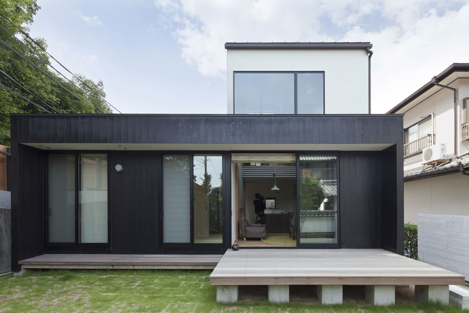 Nakaniwa-Engawa House YYAA 山本嘉寛建築設計事務所 Minimalist house Wood Wood effect