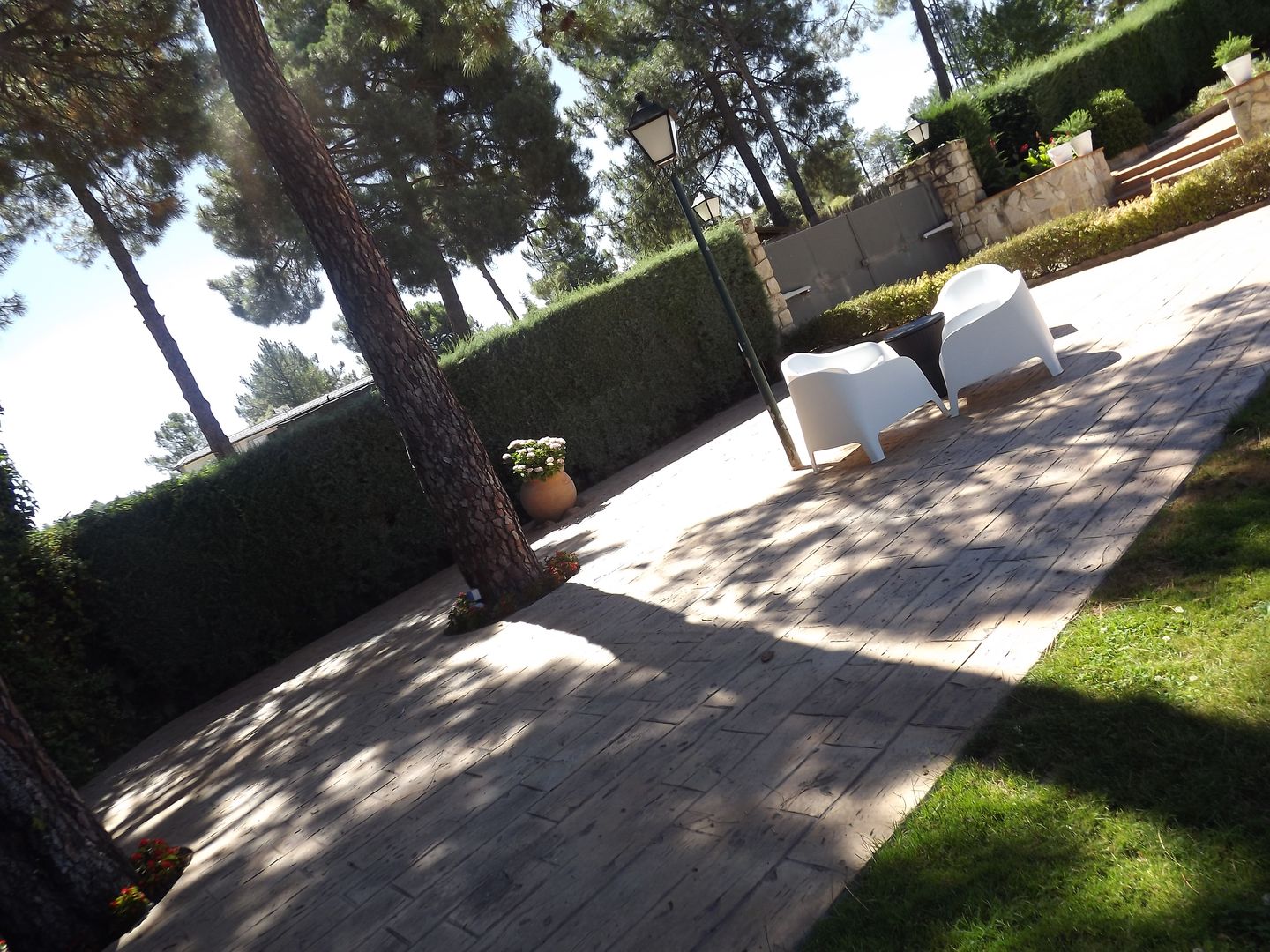 Terraza hormigón impreso Almudena Madrid Interiorismo, diseño y decoración de interiores Jardines de estilo moderno Concreto Gris