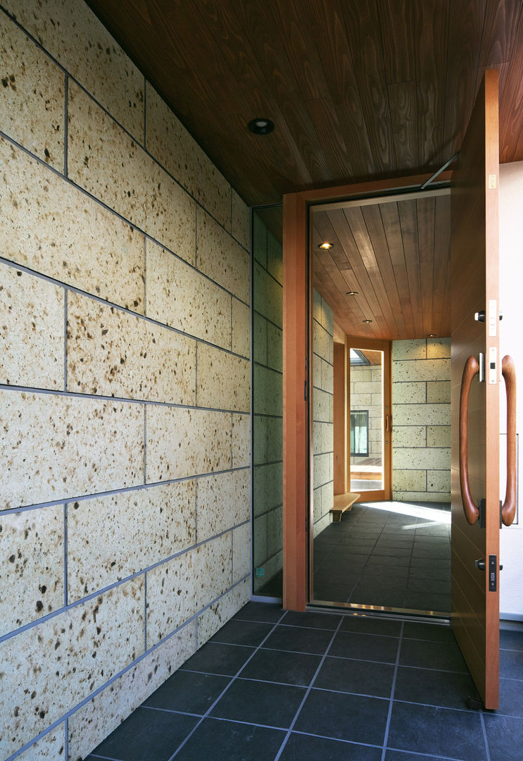 CASA Mi家, かんばら設計室 かんばら設計室 Modern Corridor, Hallway and Staircase Stone
