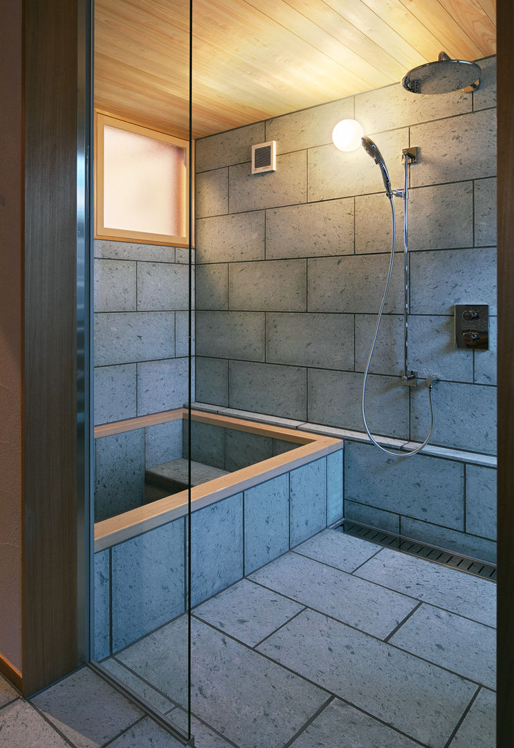 CASA Mi家, かんばら設計室 かんばら設計室 Baños modernos Piedra