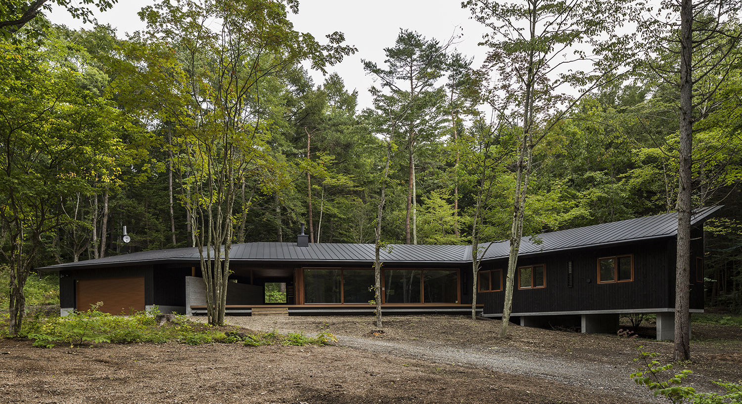 軽井沢の別荘（SIM邸）, アトリエ慶野正司 ATELIER KEINO SHOJI ARCHITECTS アトリエ慶野正司 ATELIER KEINO SHOJI ARCHITECTS Casas do campo e fazendas Madeira Efeito de madeira