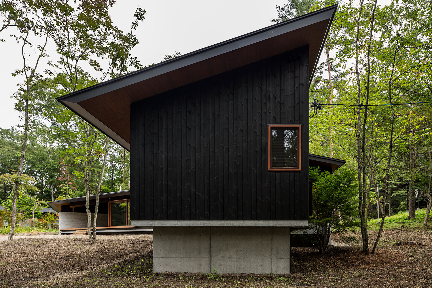 軽井沢の別荘（SIM邸）, アトリエ慶野正司 ATELIER KEINO SHOJI ARCHITECTS アトリエ慶野正司 ATELIER KEINO SHOJI ARCHITECTS برجولا جانبية معدن