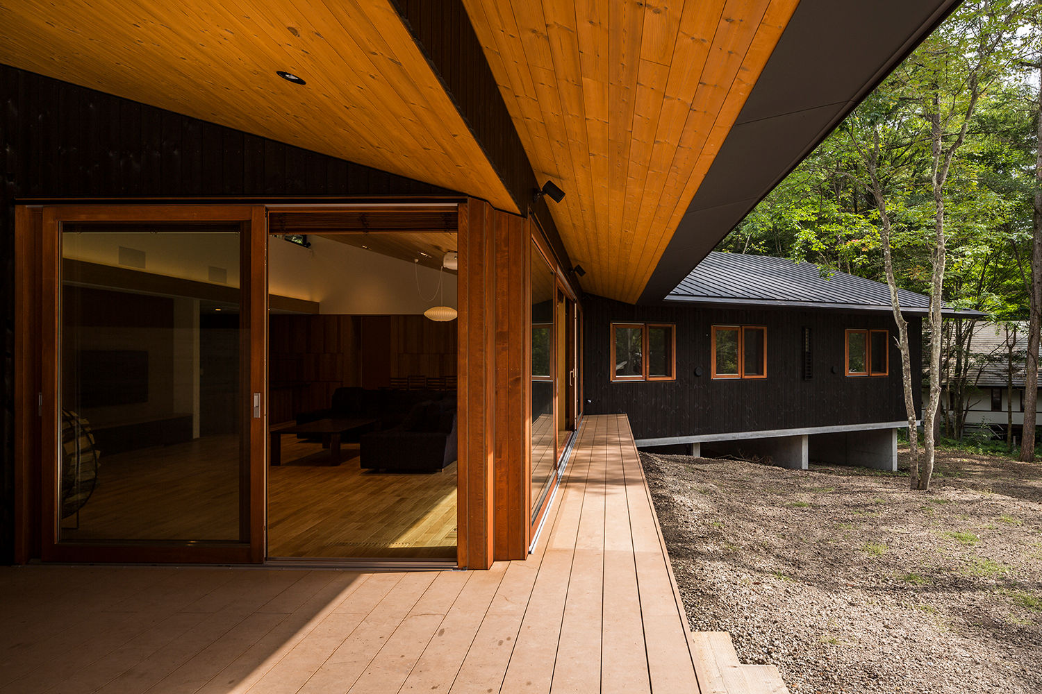 軽井沢の別荘（SIM邸）, アトリエ慶野正司 ATELIER KEINO SHOJI ARCHITECTS アトリエ慶野正司 ATELIER KEINO SHOJI ARCHITECTS 에클레틱 발코니, 베란다 & 테라스 우드 우드 그레인