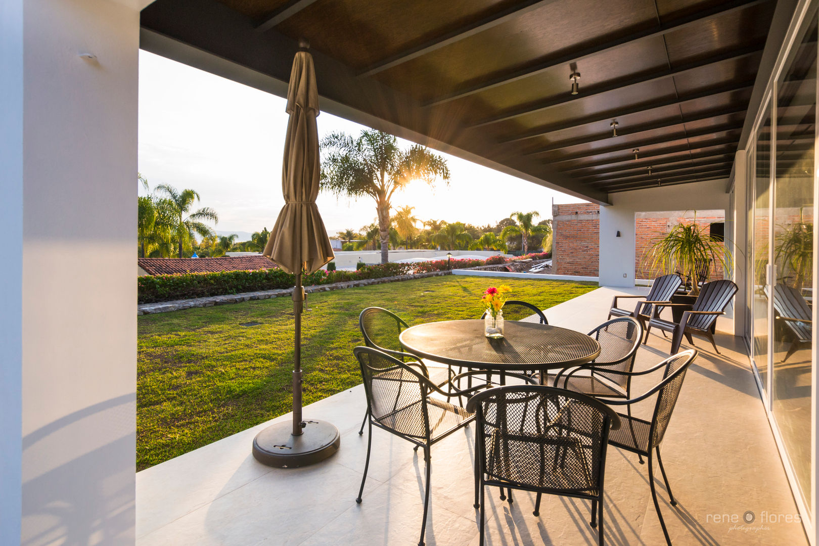 Terraza y jardín posterior René Flores Photography Balcones y terrazas clásicos