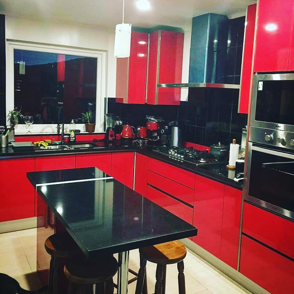 homify Cozinhas embutidas Cerâmica