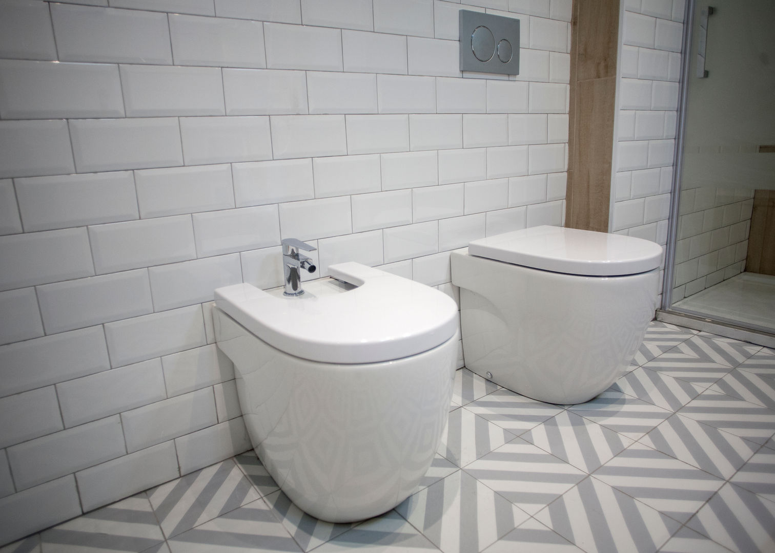 Azulejos blancos Grupo Inventia Baños de estilo moderno Azulejos azulejos,cuarto de baño,alicatado,blanco
