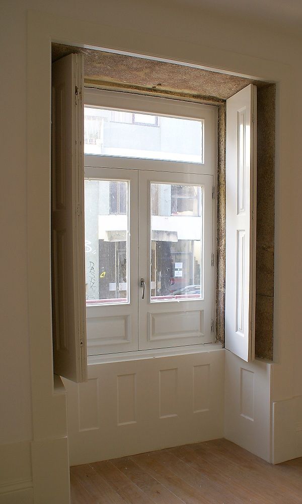 Reabilitation of a ruined building in Rua dos Bragas, José Melo Ferreira, Arquitecto José Melo Ferreira, Arquitecto Wooden windows Wood Wood effect