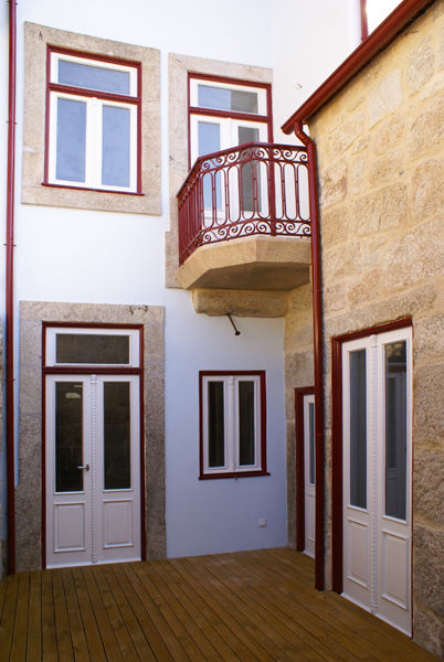 Reabilitation of a ruined building in Rua dos Bragas, José Melo Ferreira, Arquitecto José Melo Ferreira, Arquitecto Classic style balcony, veranda & terrace Granite