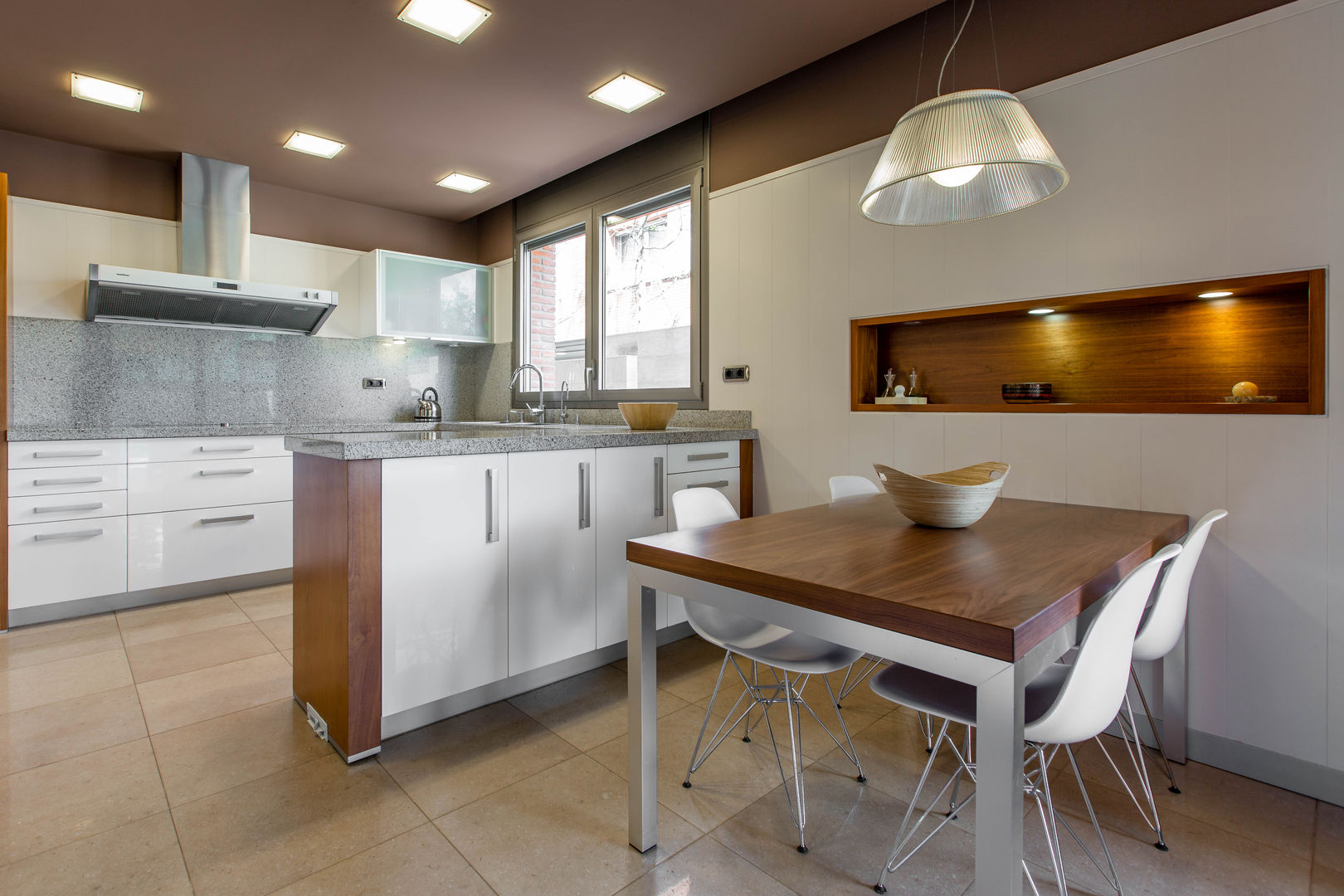 PROYECTO INTEGRAL DE CONSTRUCCIÓN DE VIVIENDA UNIFAMILIAR EN LLEIDA, Decara Decara Modern style kitchen Wood Wood effect