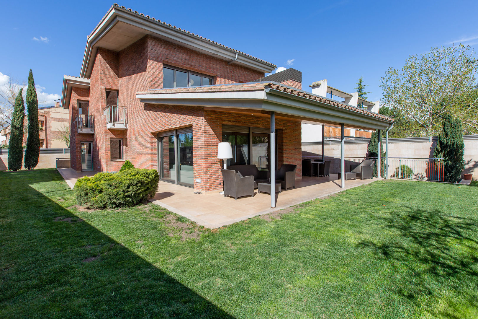 PROYECTO INTEGRAL DE CONSTRUCCIÓN DE VIVIENDA UNIFAMILIAR EN LLEIDA, Decara Decara Casas familiares Tijolo