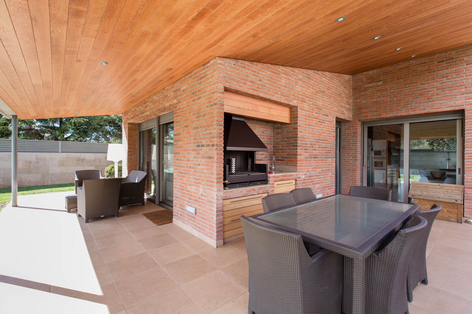 PROYECTO INTEGRAL DE CONSTRUCCIÓN DE VIVIENDA UNIFAMILIAR EN LLEIDA, Decara Decara Balcone, Veranda & Terrazza in stile moderno Laterizio