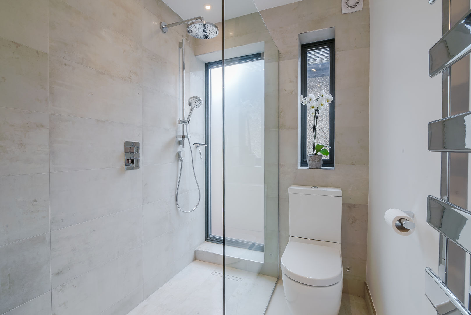Case Study: Isleworth, TW7, BathroomsByDesign Retail Ltd BathroomsByDesign Retail Ltd Moderne Badezimmer