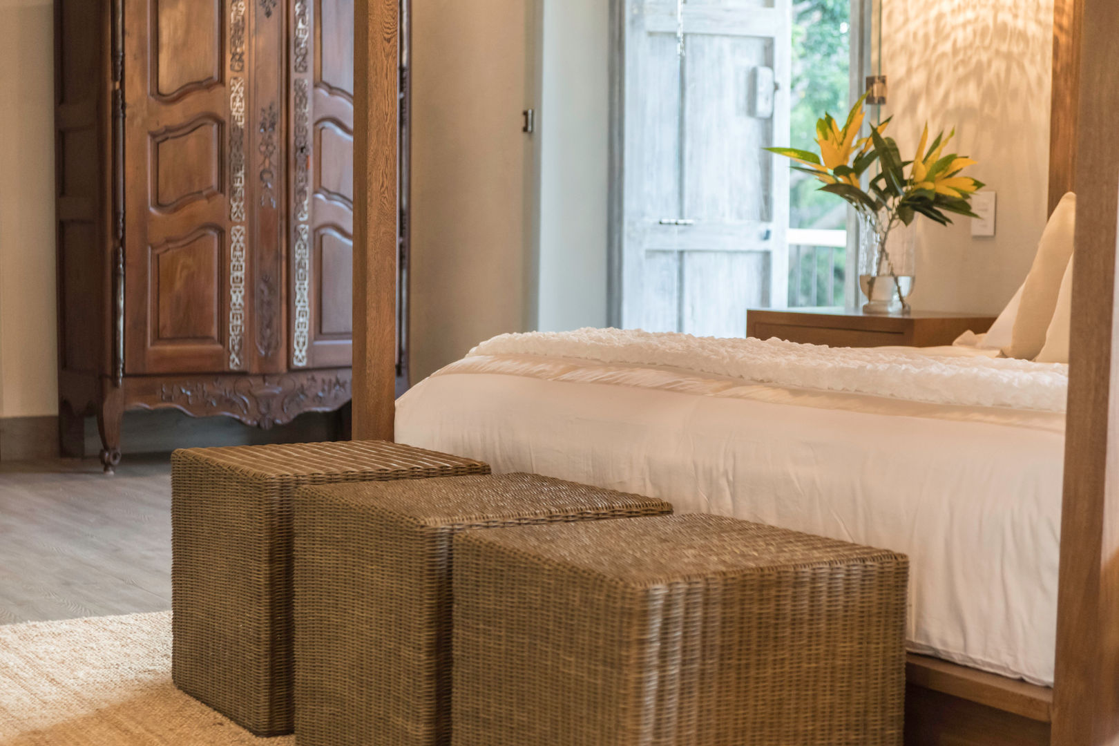 HACIENDA SANTA CRUZ DE PAPARE, Maria Teresa Espinosa Maria Teresa Espinosa Colonial style bedroom