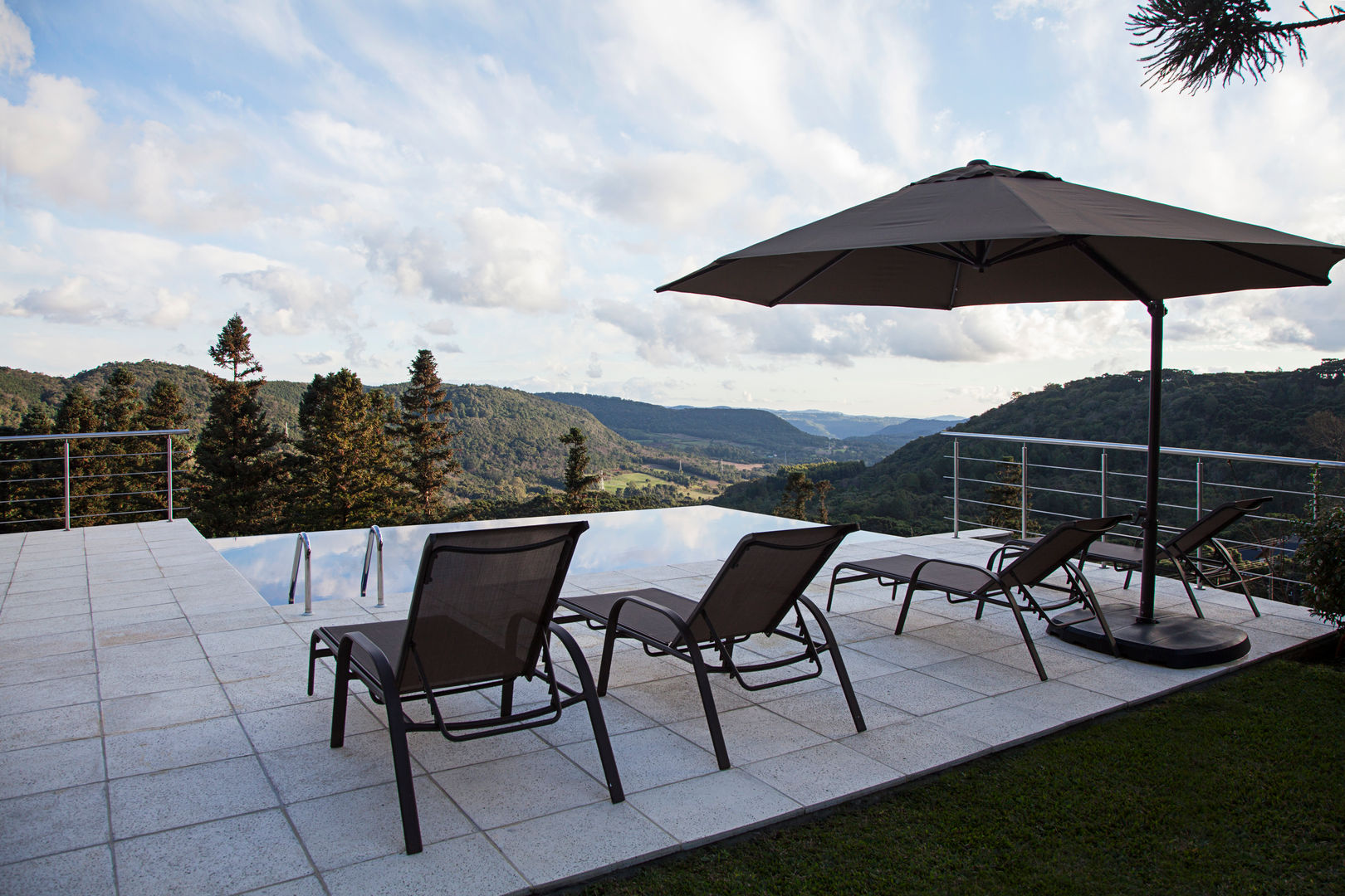 COM VISTA PARA SERRA RIOGRANDENSE , Maciel e Maira Arquitetos Maciel e Maira Arquitetos Piscinas desbordantes