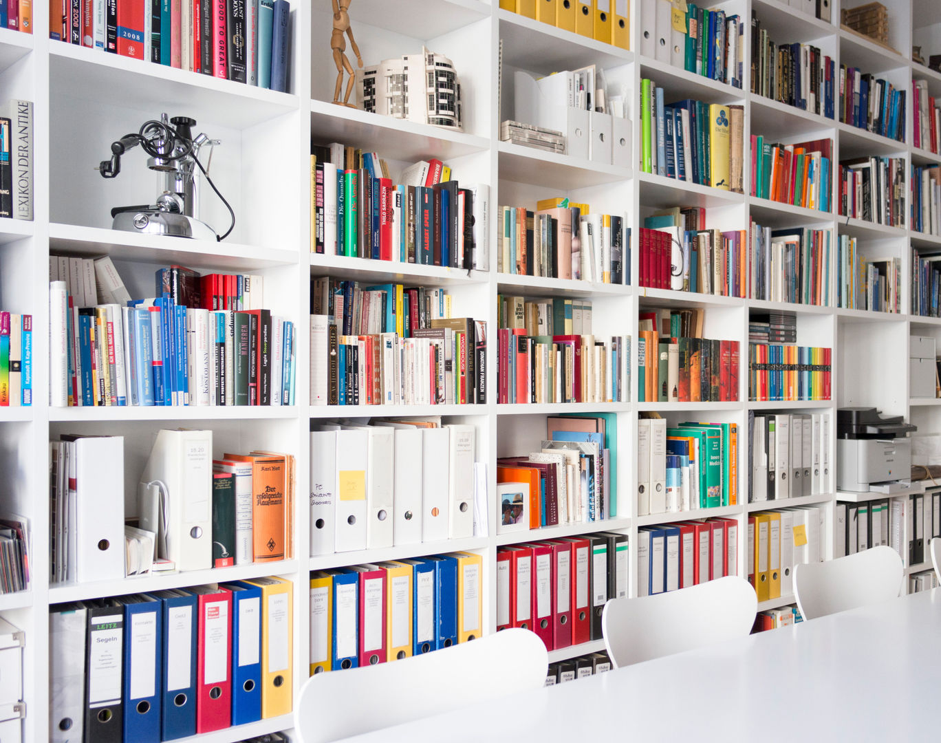 GANTZ - Bücherregal nach Maß in Berliner Altbau, GANTZ - Regale und Einbauschränke nach Maß GANTZ - Regale und Einbauschränke nach Maß Minimalist study/office Engineered Wood Transparent