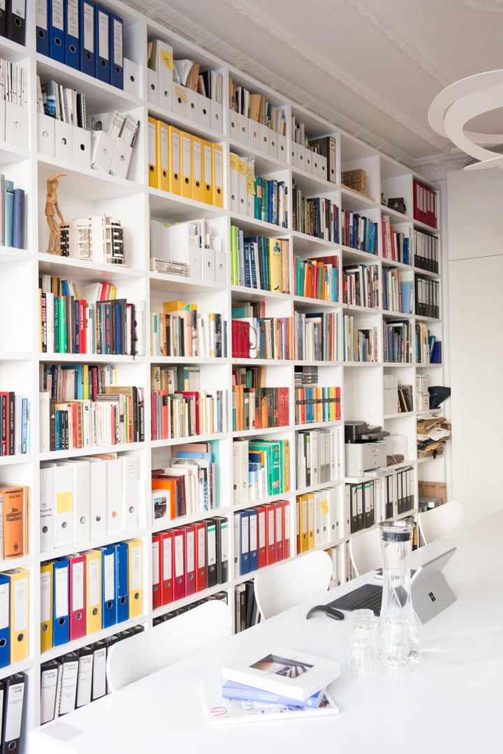 GANTZ - Bücherregal nach Maß in Berliner Altbau, GANTZ - Regale und Einbauschränke nach Maß GANTZ - Regale und Einbauschränke nach Maß Minimalist study/office Engineered Wood Transparent
