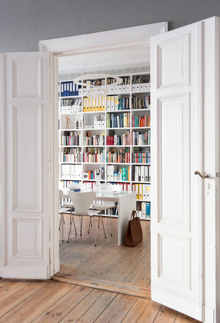 GANTZ - Bücherregal nach Maß in Berliner Altbau, GANTZ - Regale und Einbauschränke nach Maß GANTZ - Regale und Einbauschränke nach Maß Minimalistische studeerkamer Houtcomposiet Wit