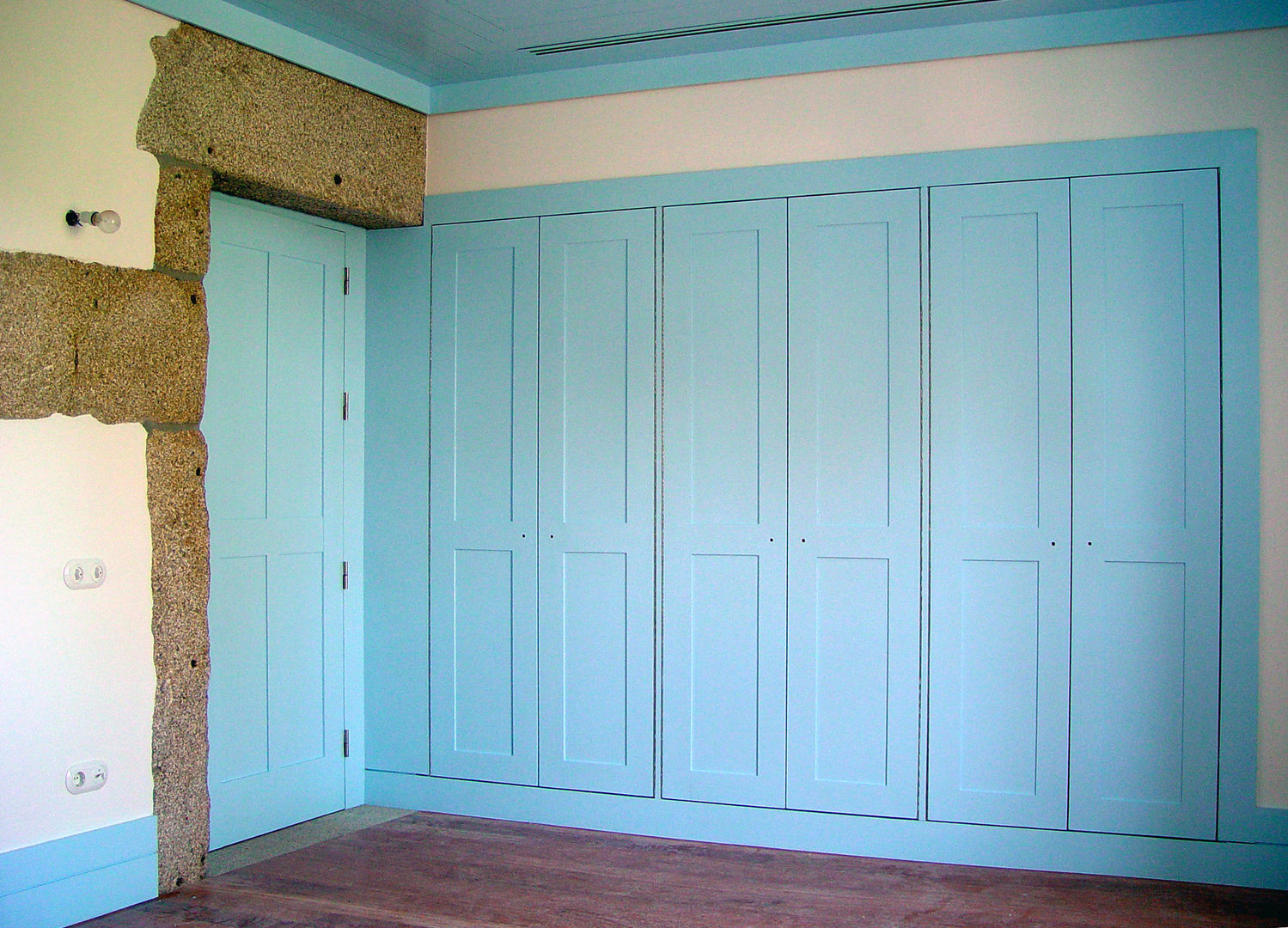 Rehabilitation and expansion of a farm house, José Melo Ferreira, Arquitecto José Melo Ferreira, Arquitecto Country style bedroom Wood Wood effect