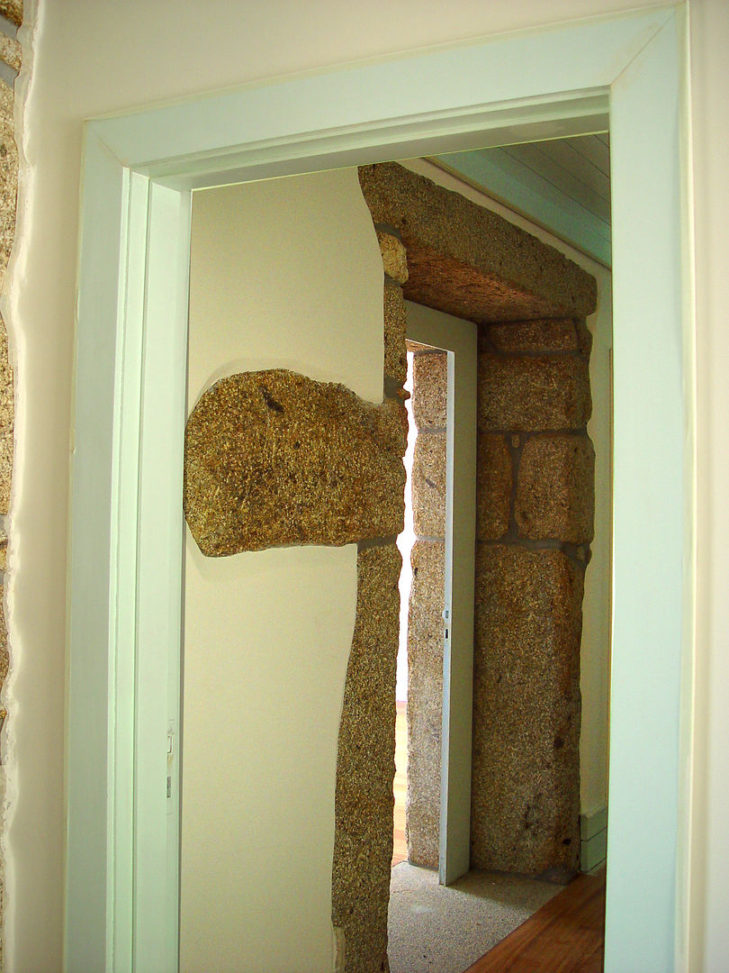 Rehabilitation and expansion of a farm house, José Melo Ferreira, Arquitecto José Melo Ferreira, Arquitecto Country style corridor, hallway& stairs Wood Wood effect