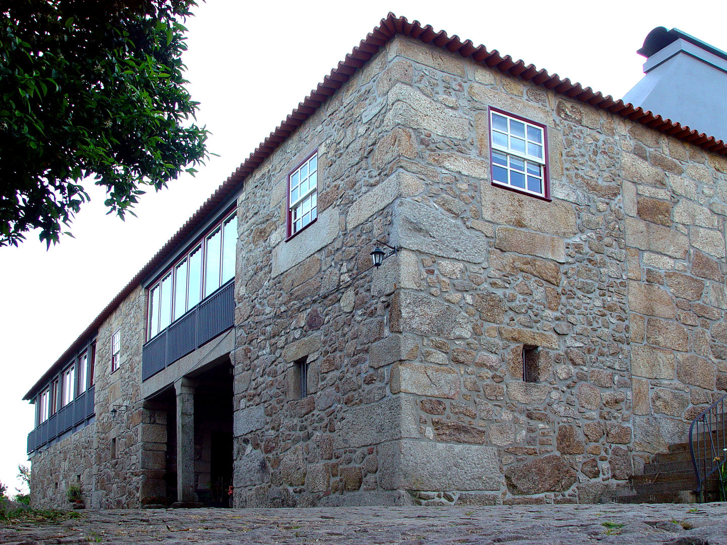 Rehabilitation and expansion of a farm house, José Melo Ferreira, Arquitecto José Melo Ferreira, Arquitecto 전원 주택 화강암