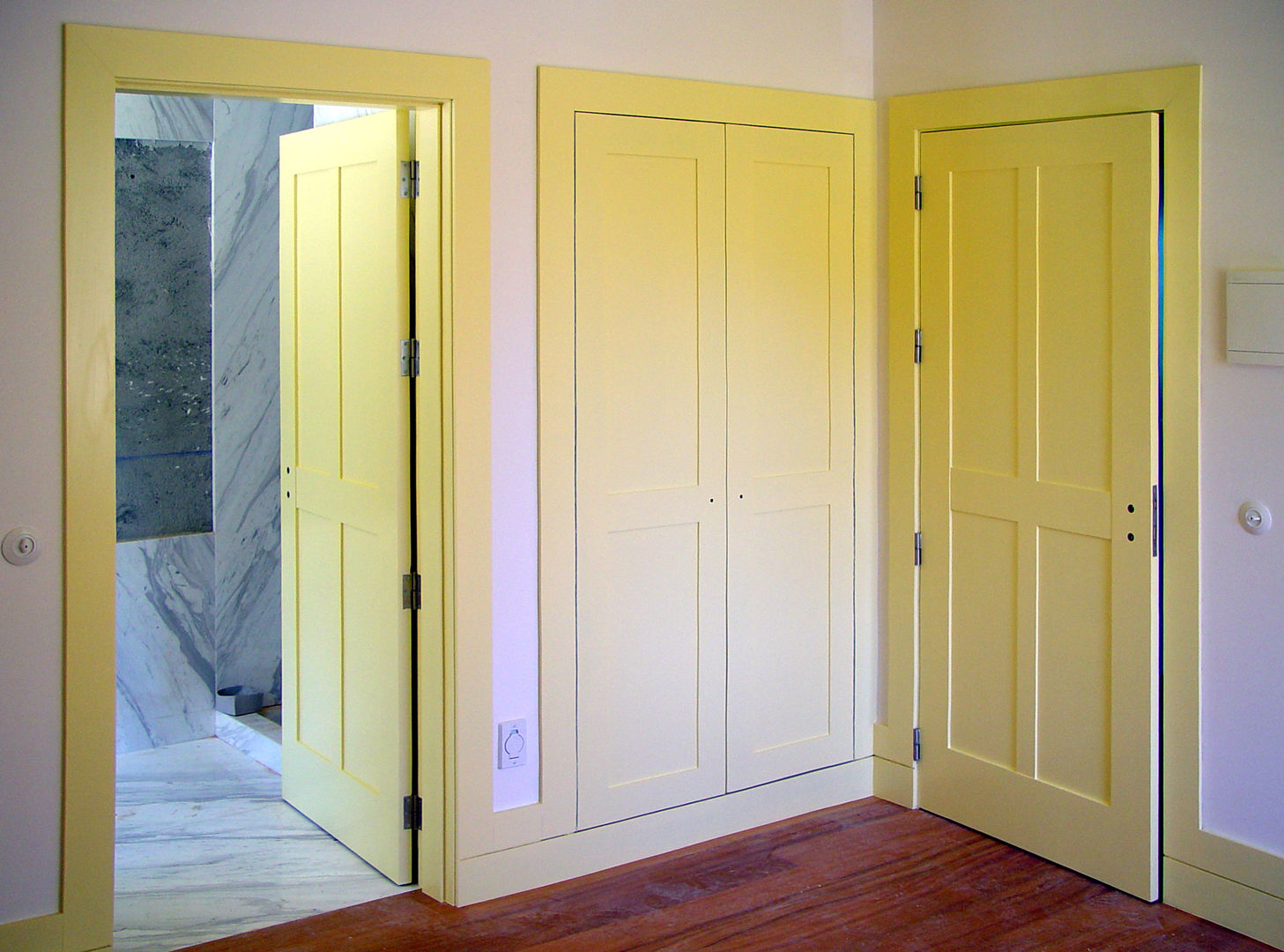 Rehabilitation and expansion of a farm house, José Melo Ferreira, Arquitecto José Melo Ferreira, Arquitecto Country style bedroom Wood Wood effect