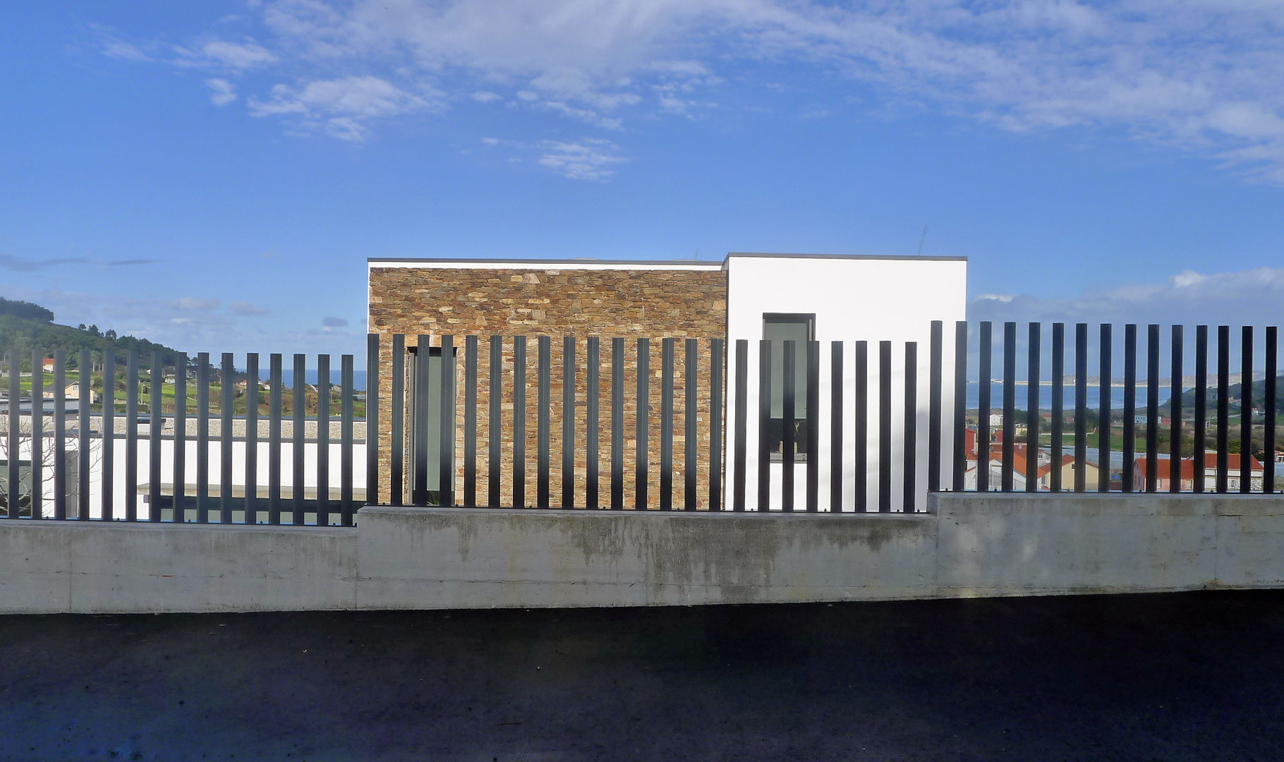 Un Viaje a detalle a través de esta Lujosa Casa, AD+ arquitectura AD+ arquitectura Maison individuelle Aluminium/Zinc