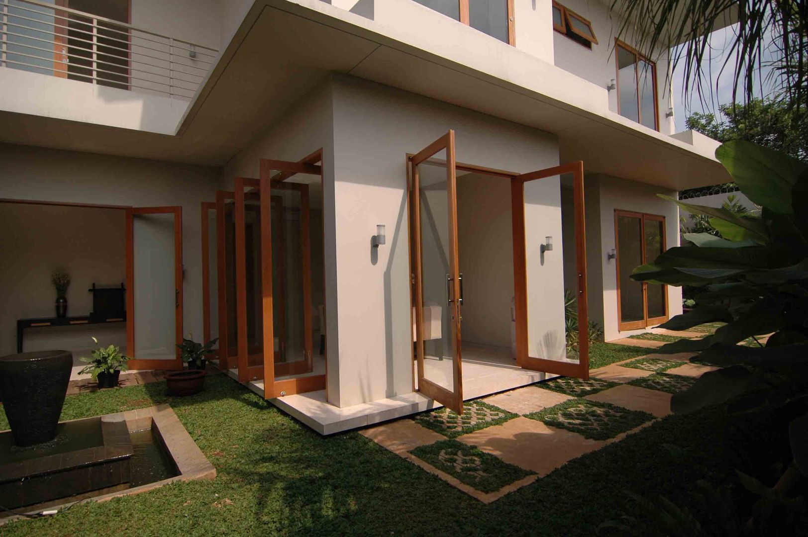 Residential_Landed_Semi-Detached House, daksaja architects and planners daksaja architects and planners Tropical style windows & doors