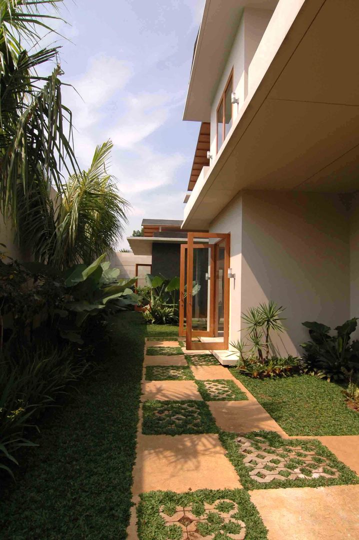 Residential_Landed_Semi-Detached House, daksaja architects and planners daksaja architects and planners Tropical style garden