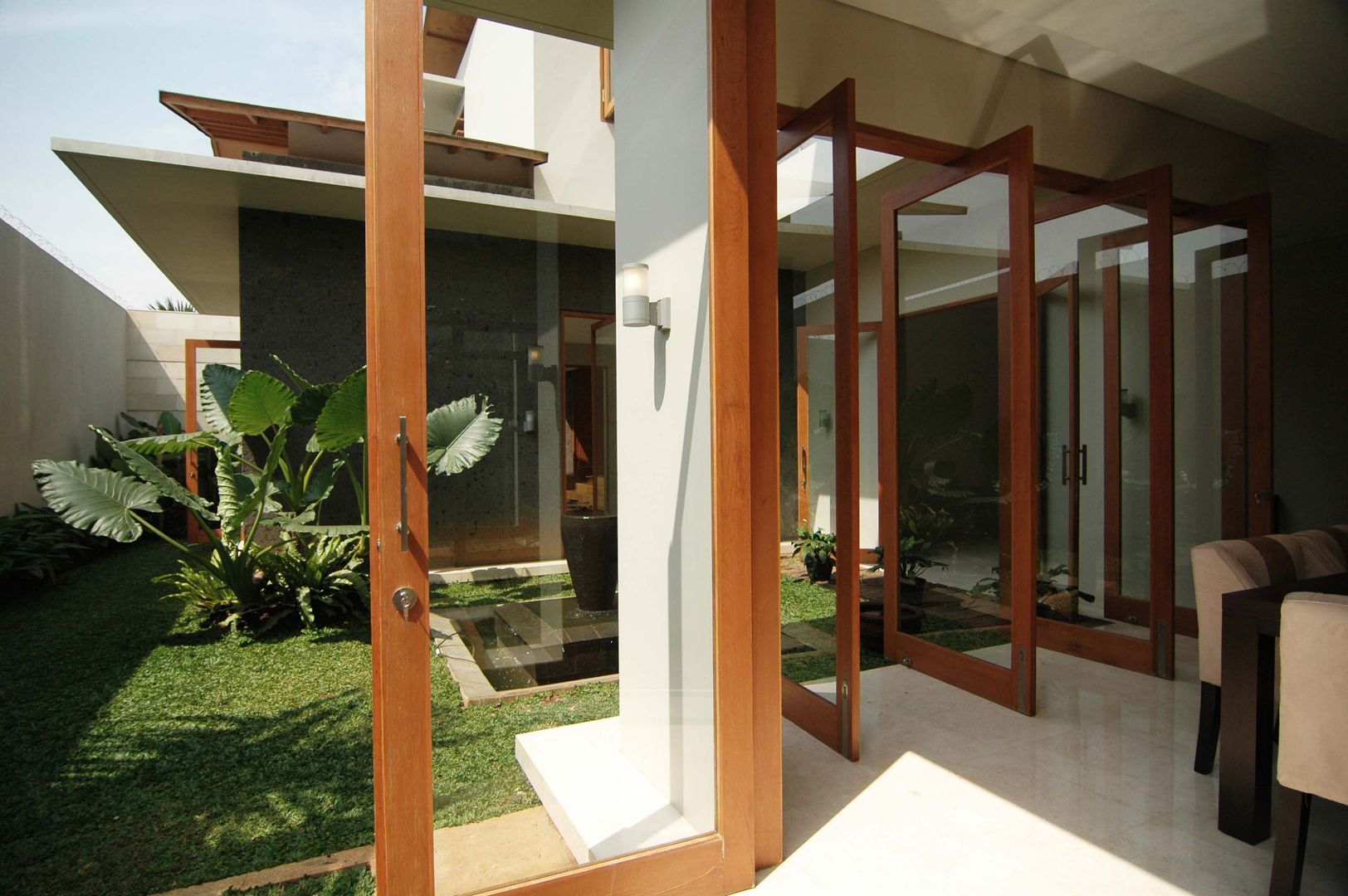 Residential_Landed_Semi-Detached House, daksaja architects and planners daksaja architects and planners Tropical style windows & doors