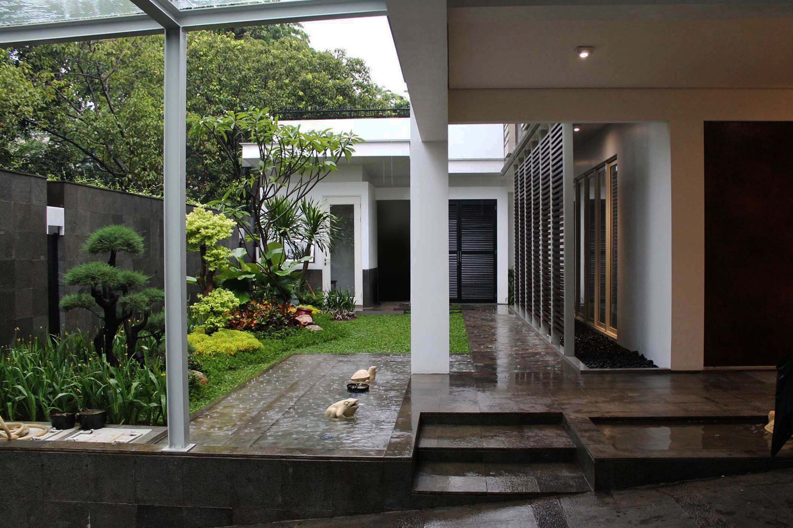 Residential_Landed_Semi-Detached House, daksaja architects and planners daksaja architects and planners Patios