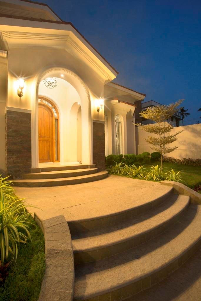 The main entry to the house S Squared Architects Pvt Ltd. Mediterranean style houses Bricks